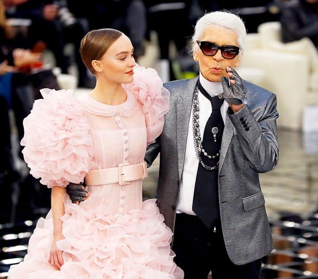 632562804_lily-rose-depp-karl-lagerfeld-zoom-5b504a89-dde3-4f21-9d2f-49fdf8e71e35